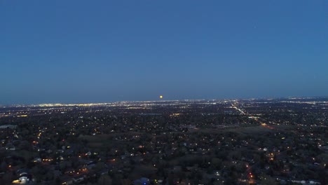 Ein-Drohnenflug-In-Der-Bürgerlichen-Dämmerung,-Der-Einen-Halloween-Mond-Einfängt,-Der-über-Denver-Co-Aufgeht