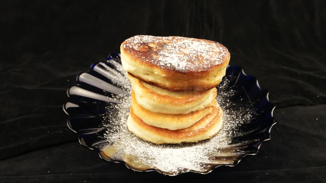 은 김이 접시 위에 있습니다.