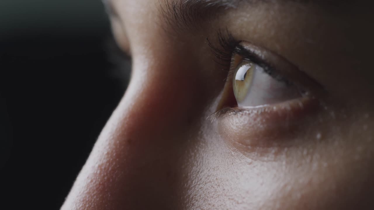 ojo verde que parpadea