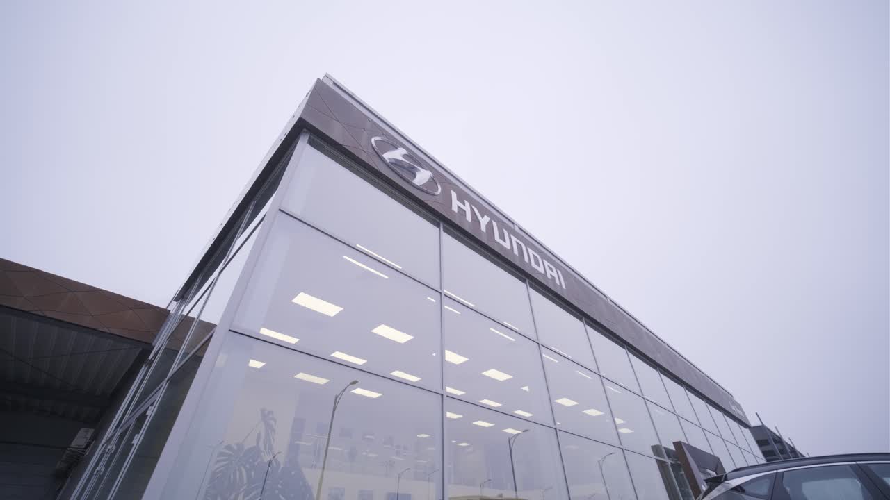 판매 중인 익명의 새로운 차량의 줄을 가진 자동차 대리점. 반이는 자동차와 함께 쇼.