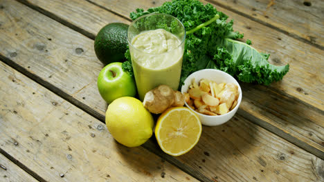 ingredientes y batido de verduras en la mesa de madera 4k