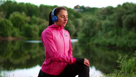 la chica se calienta temprano en la mañana antes del entrenamiento preparándose para una carrera en el sol