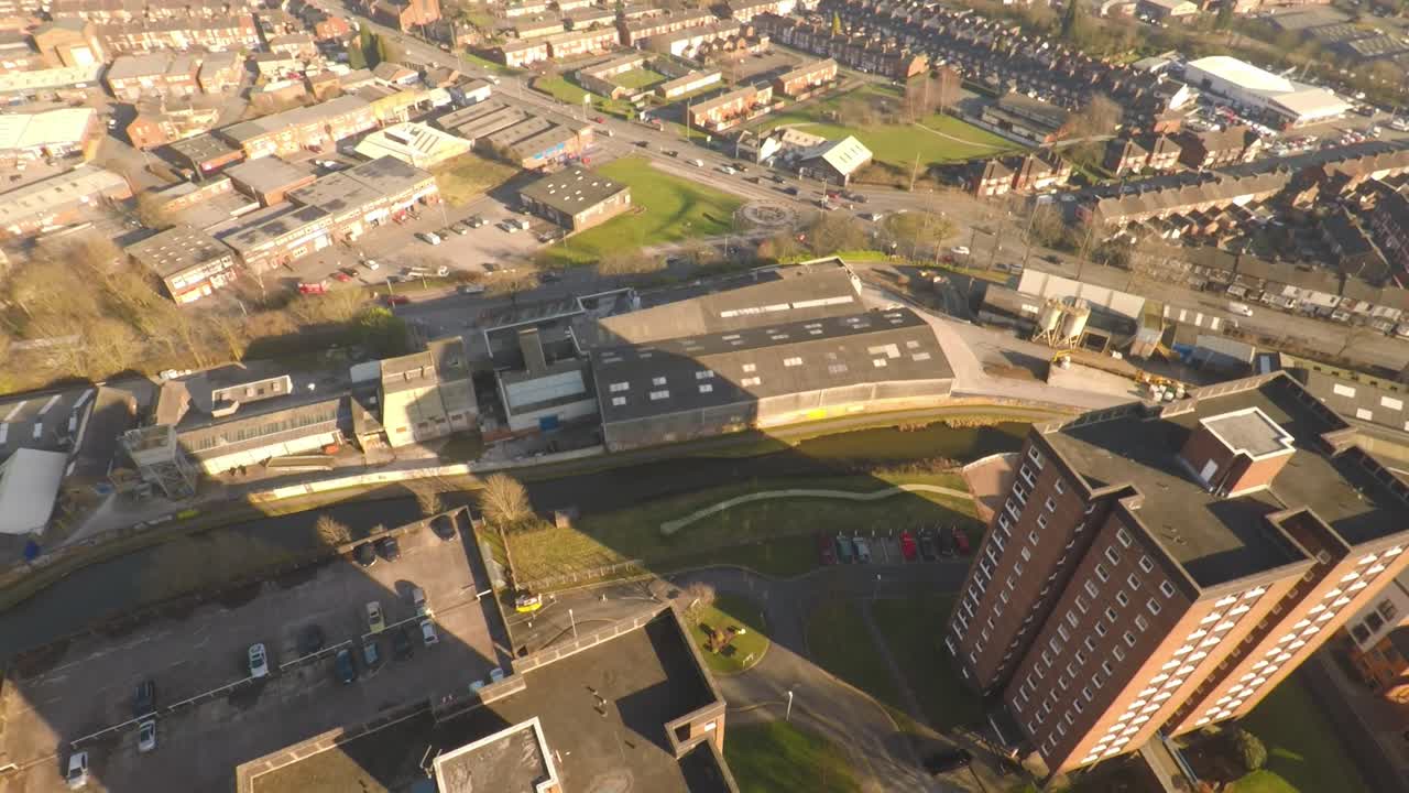 고층 타워 블록, 증가하는 인구를 수용하기 위해 스토크 온 트렌트 시에 지어진 아파트, 의회 주택 위기, 이민 주택의 항공 영상 보기