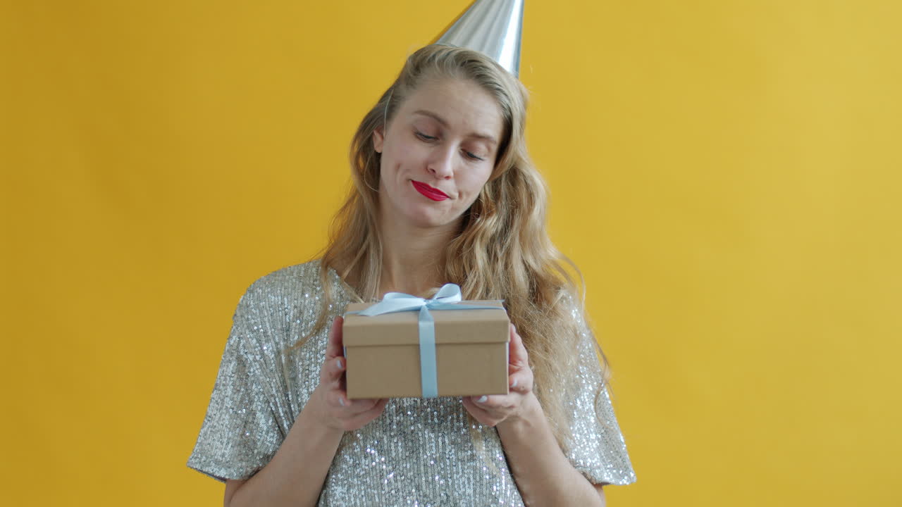 기게 선물을 받는 여자