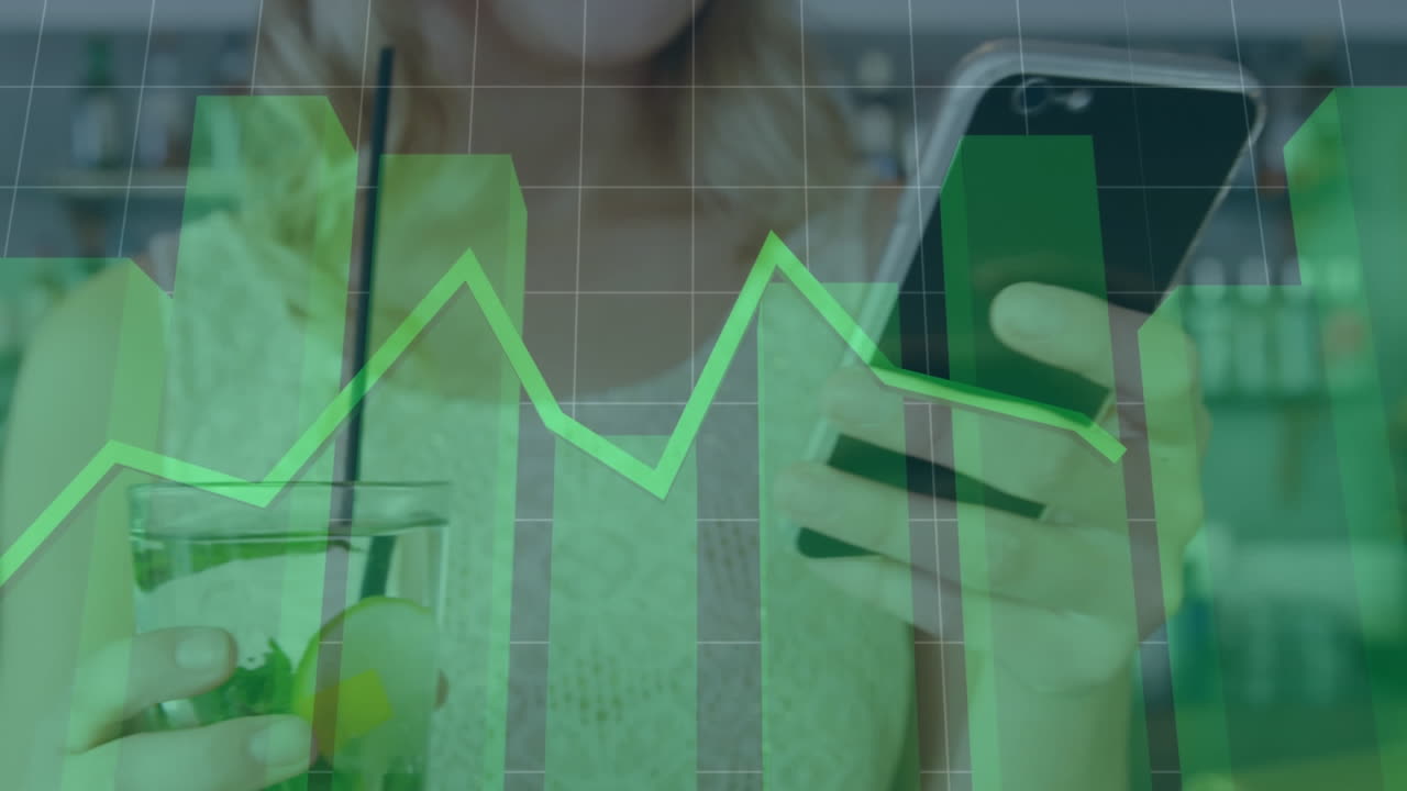 animación de procesamiento de datos estadísticos contra una mujer caucásica que usa un teléfono inteligente en un bar