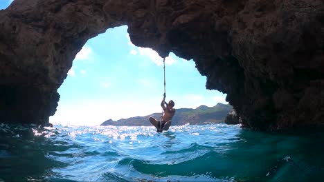 Deportista-Escalando-Rocas-En-Un-Hermoso-Punto-De-Referencia-En-Algameca-Chica,-España