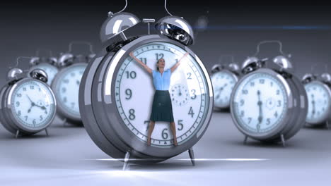 mujer de negocios atada a un reloj gigante.