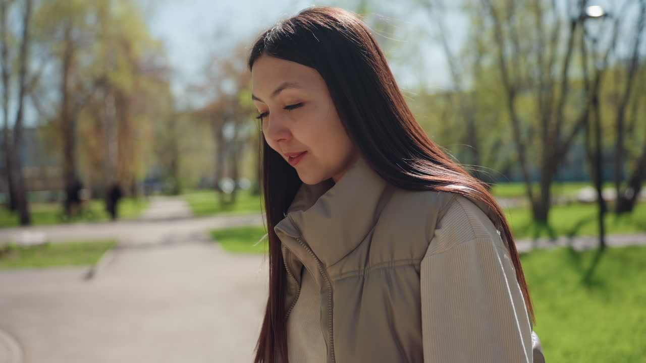 화창한 날 야외에서 친근한 제스처를 보이는 쾌활한 여성, 공원에서 햇볕을 즐기며 즐겁고 우호적인 제스처를 보여주는 활기찬 여성의 즐거운 야외 인사