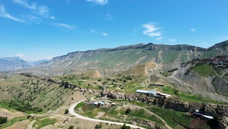 paisaje de aldea montañosa