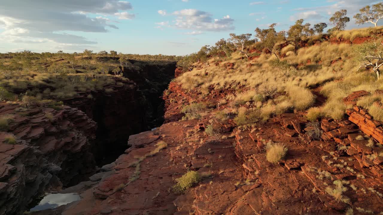 una vista aérea que muestra el hermoso parque nacional de karagini durante la puesta de sol dorada con un barranco empinado - atracción de joffre gorge en australia occidental