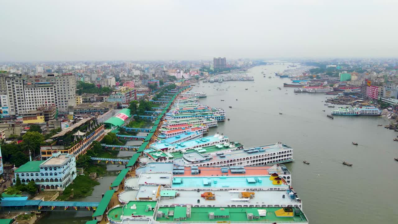 Traffico di traghetti e stazione dei traghetti di Sadar Ghat nel fiume Buriganga, Dacca, Bangladesh
