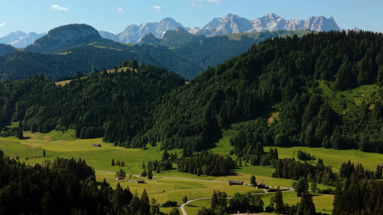 Prati e foreste della valle di Heutal nel Salisburghese con le spettacolari cime montuose degli Alti Tauri. Veduta aerea estiva.