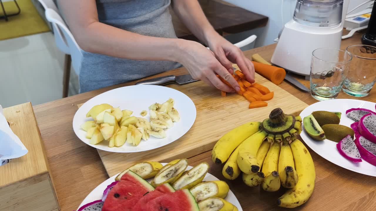 preparando un batido de frutas y verduras