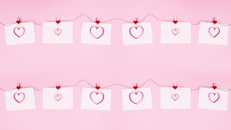 valentín corazones de amor en los papeles enganchados a la cuerda.
