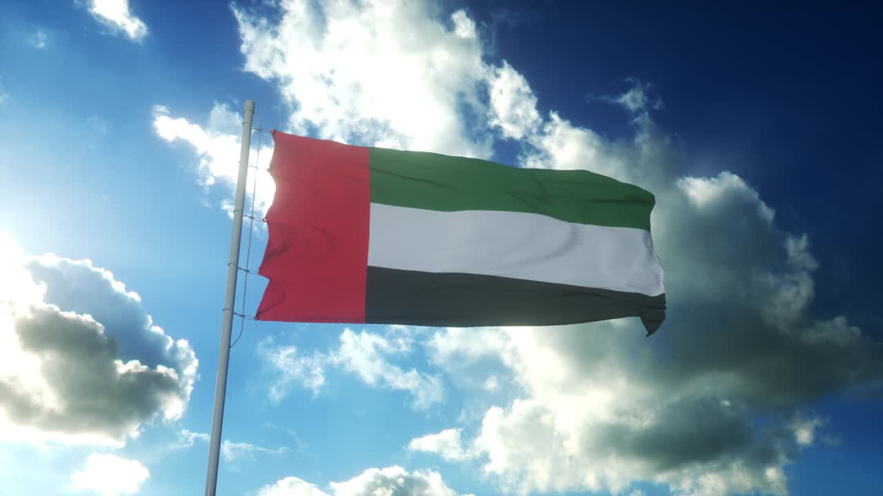 la bandera de los emiratos árabes unidos ondeando en el viento contra un hermoso cielo azul