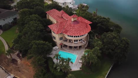 amanecer temprano en la mañana drone flyaway de estilo español mediterráneo casa de tejas rojas en la isla figura ocho en wilmington carolina del norte
