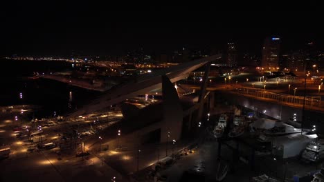 Vista-Aérea-Nocturna-Del-Panel-De-Energía-Solar-En-El-Parque-Del-Foro-De-Barcelona.