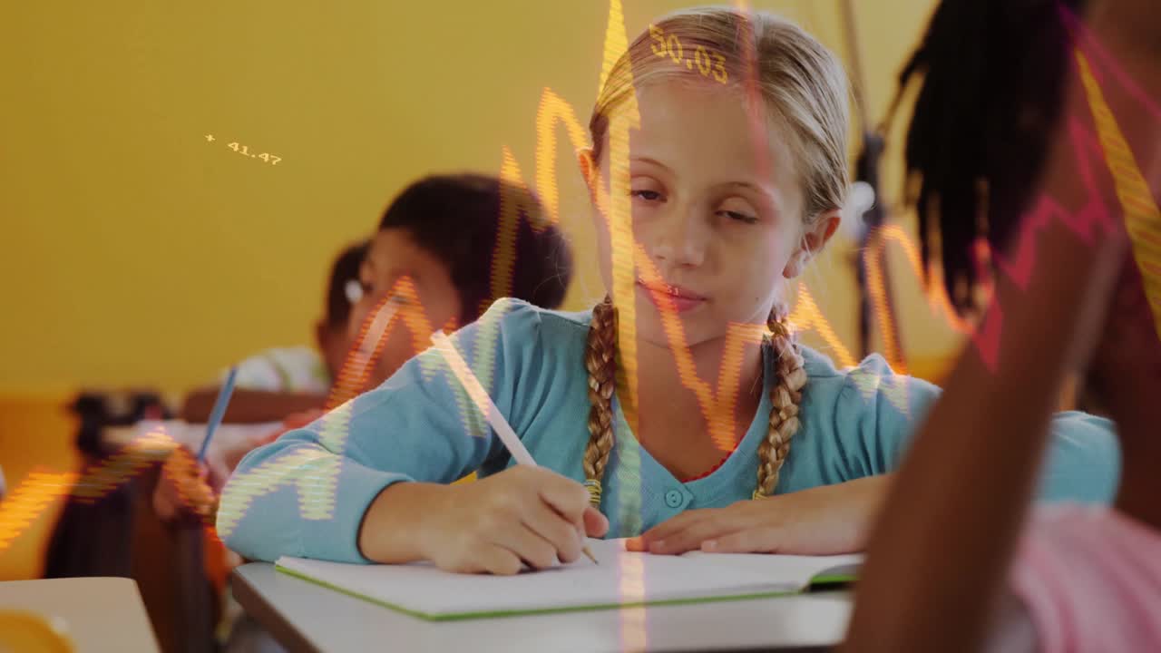 Ragazza che solleva una matita e scrive in una scena educativa, grafici che scorrono evidenziando il punteggio, sorridendo