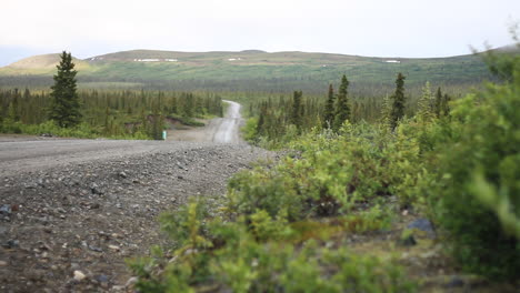 Autopista-Denali-En-Medio-Del-Sereno-Paisaje-De-Alaska