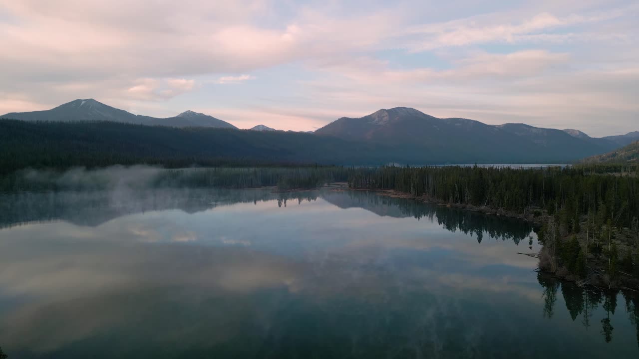 mañana nebulosa volando sobre un lago cerca de stanley idaho