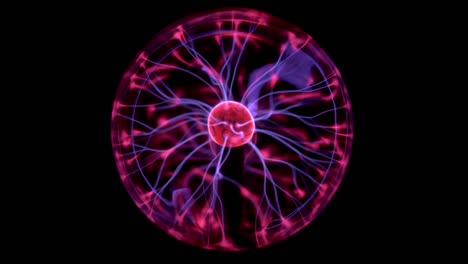 la bola de plasma emite pequeños relámpagos. experimentos con electricidad en la oscuridad.