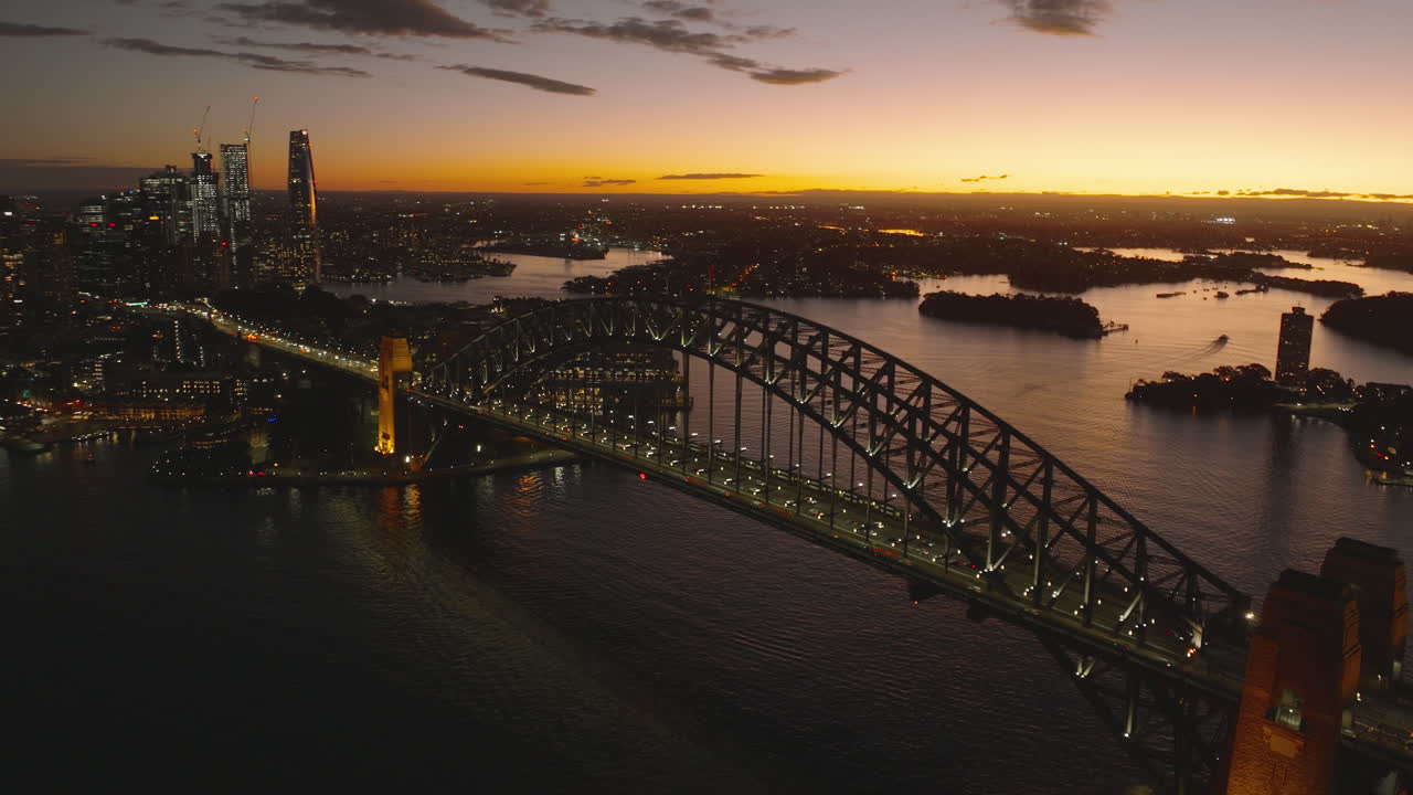 해가 지는 후 시드니 하버 브릿지 에서 영화적 이고 다채로운 후광