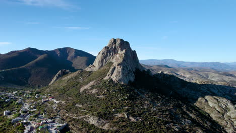 Rotationsansicht-Von-Pena-De-Bernal-In-Queretaro-Mexiko