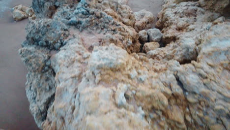 desde el aire sobre la playa rocosa de portucal, la perspectiva revela una escena cautivadora donde el terreno escarpado se encuentra con la vasta extensión del océano