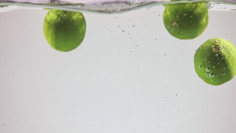 limas salpicando en el agua