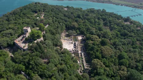 descubriendo gemas ocultas: un viaje a través de la antigua ciudad de butrint, revelando tesoros en el anfiteatro, la torre y la antigua iglesia