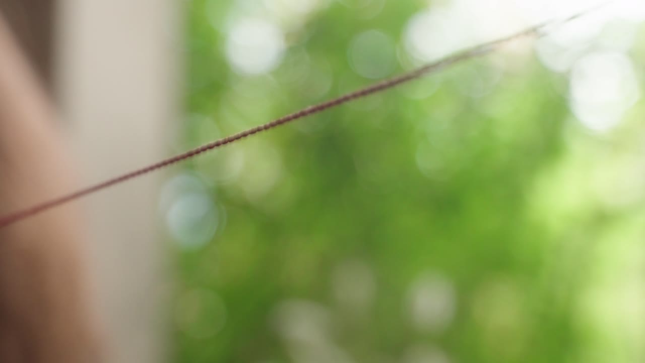 공중에 매달려 있는 붉은 끈의 근접 촬영