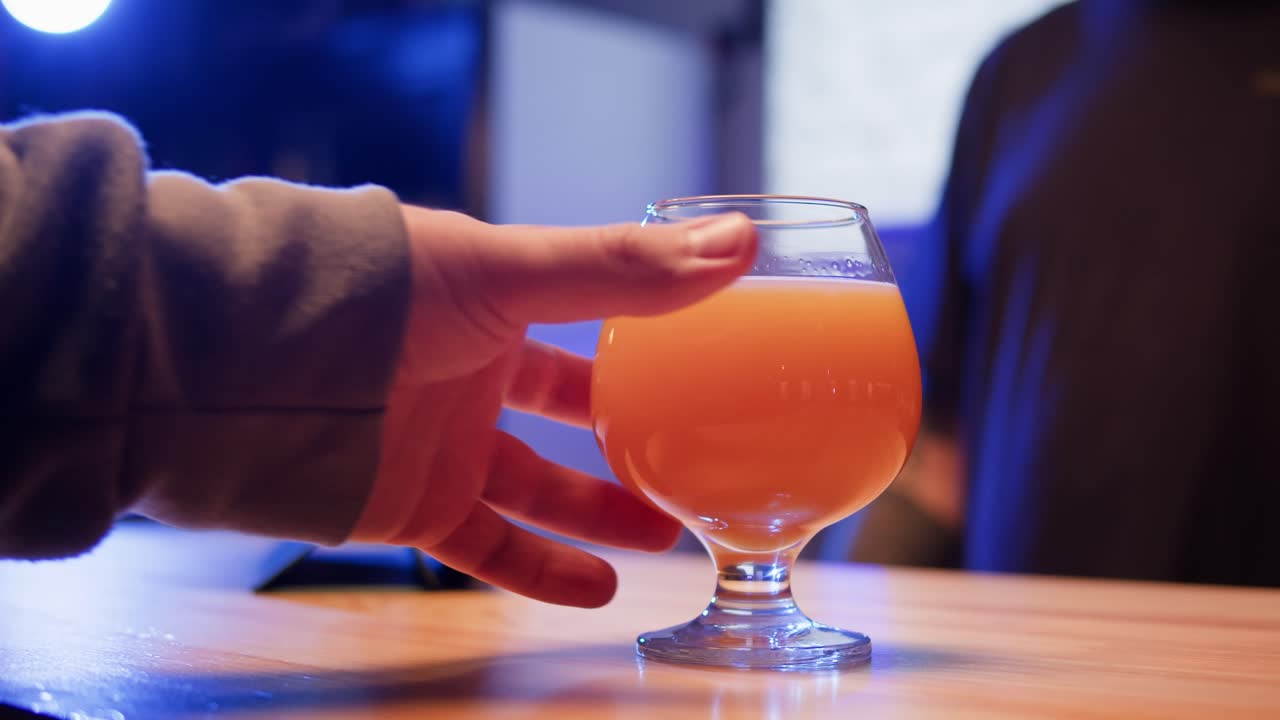 술집 에서 술 을 마시는 사람