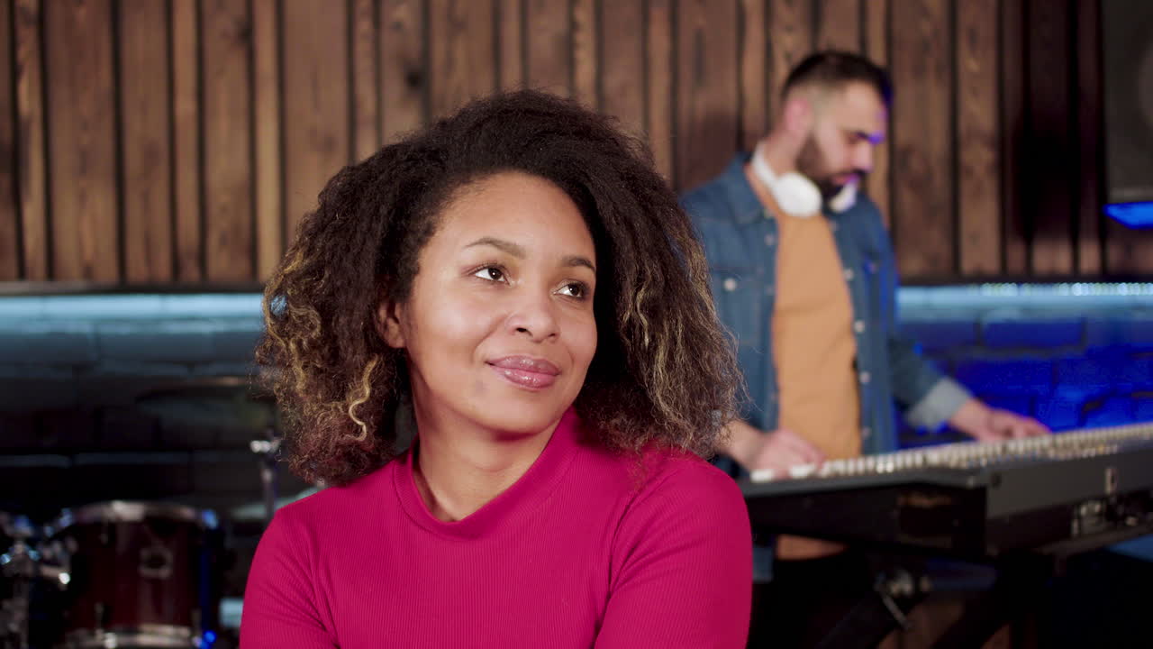 여자의 보기를 닫습니다