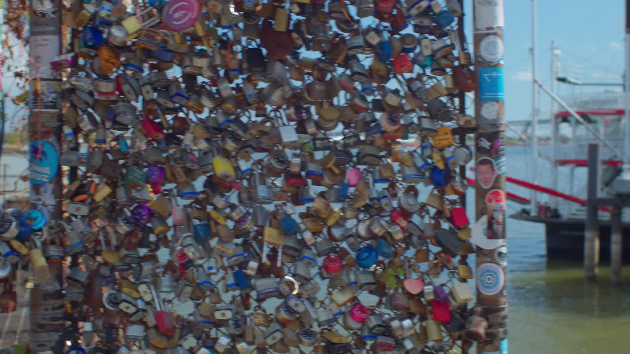 뉴올리언스는 미시시피 강에 있는 잠금소를 좋아합니다. 배경에는 승객을 태우는 보트가 있습니다.