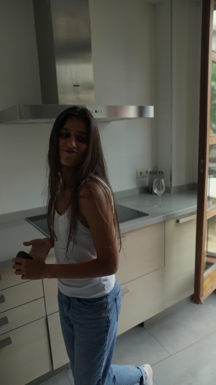 Donna in cucina con avocado