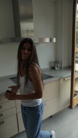 mujer en la cocina con aguacate