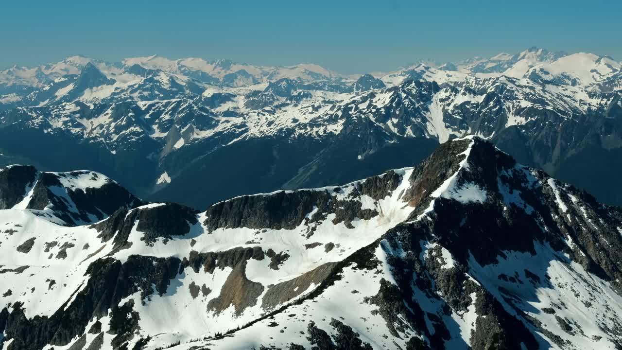 vista panorámica de la montaña tszil cubierta de nieve durante el día en columbia británica, canadá