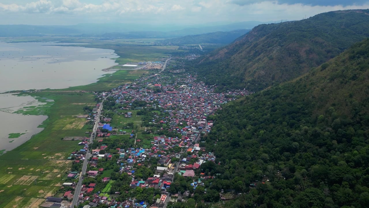 Rekaman lanskap udara Pakil, Laguna, Filipina, menampilkan kehijauan yang belum tersentuh, permukiman pedesaan, dan lingkungan tropis Luzon
