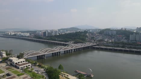 vista aérea de la ciudad de seúl en corea del sur con el río han y la montaña namsan