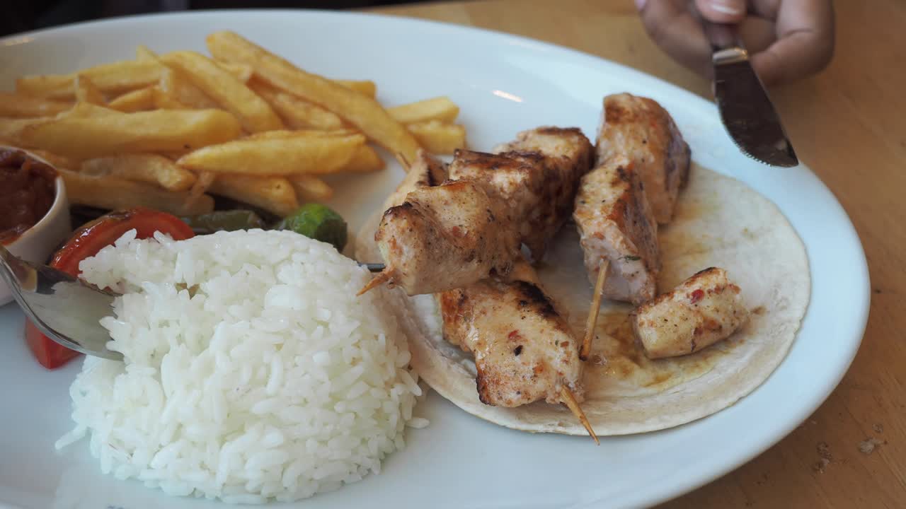 salchichas de pollo con arroz y papas fritas