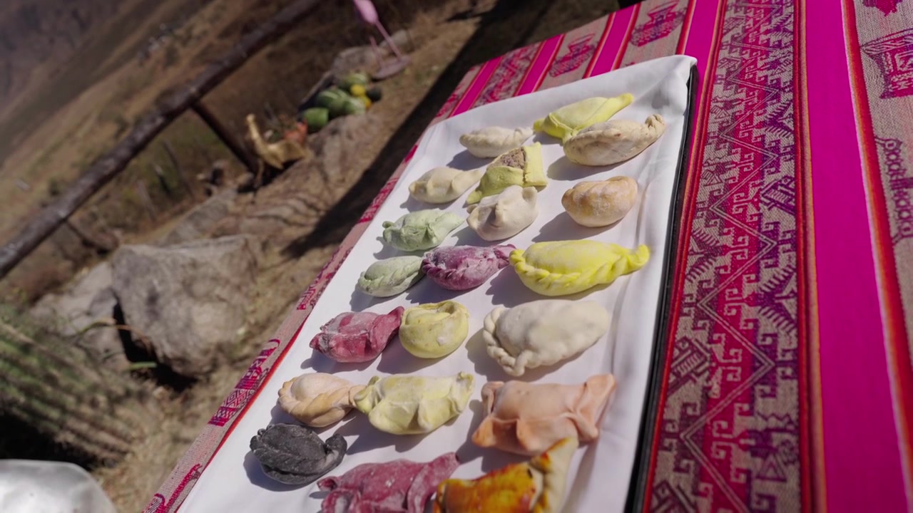 Arjantin'in Tucuman eyaletindeki Tafi del Valle'de açık havada sergilenen el yapımı empanada tepsisi, geleneksel Kuzey Arjantin mutfağını, renkli hamur işi çeşitlerini ve bölgesel gastronomiyi ağır çekimde gözler önüne seriyor.