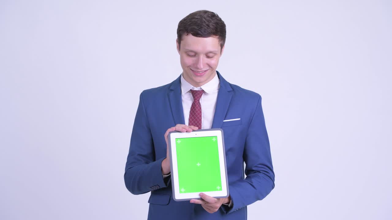 디지털 태블릿을 가진 행복한 젊은 잘생긴 사업가