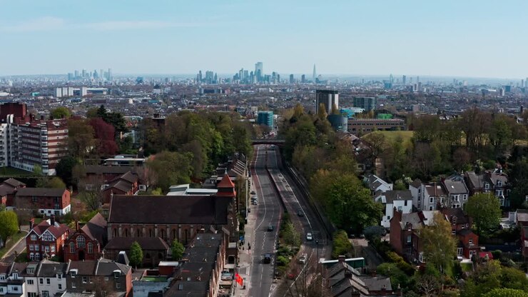 Ripresa aerea con drone della strada Archway A1 verso lo skyline del centro di Londra.