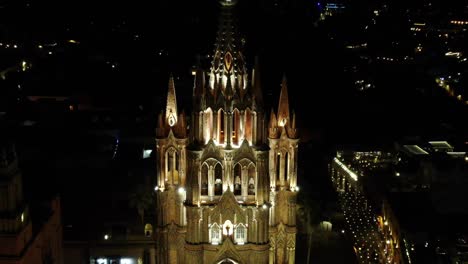 toma aérea con zoom de la catedral de san miguel de allende