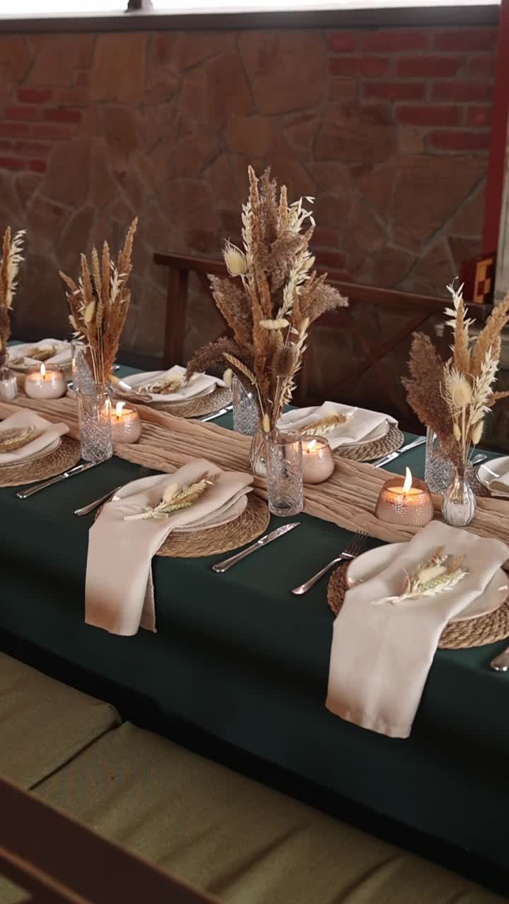 Puesta de mesa elegante con hierba de la Pampa rústica y velas encendidas