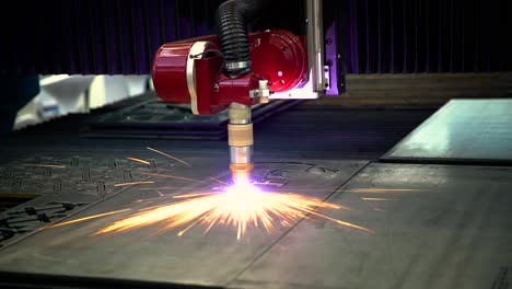 corte por plasma láser cnc de metal, tecnología industrial moderna.