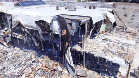 Un-Centro-Comercial-En-California-Es-Demolido-Para-Dar-Cabida-A-La-Construcción-Residencial---Vista-Aérea-Hacia-Atrás