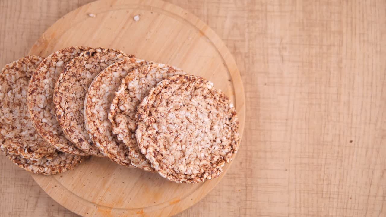 Gallette di riso su una superficie di legno