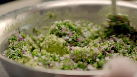 mezclar ingredientes con espátula en el cuenco para la preparación de la receta