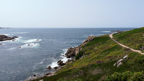 paysage marin avec sentier de randonnée dans une belle côte verte - statique